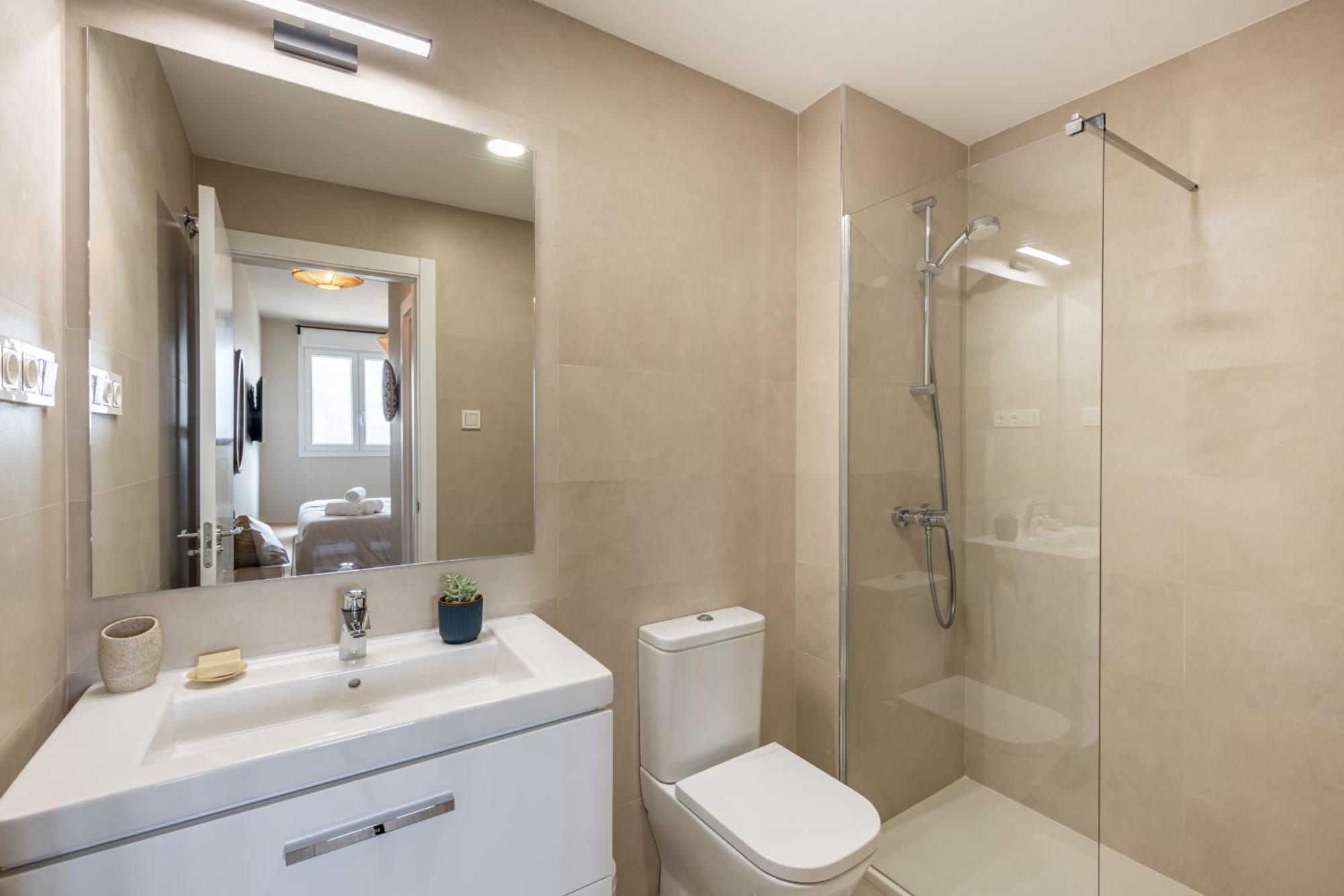 Skyline 5 Pool & Parking Free Apartment