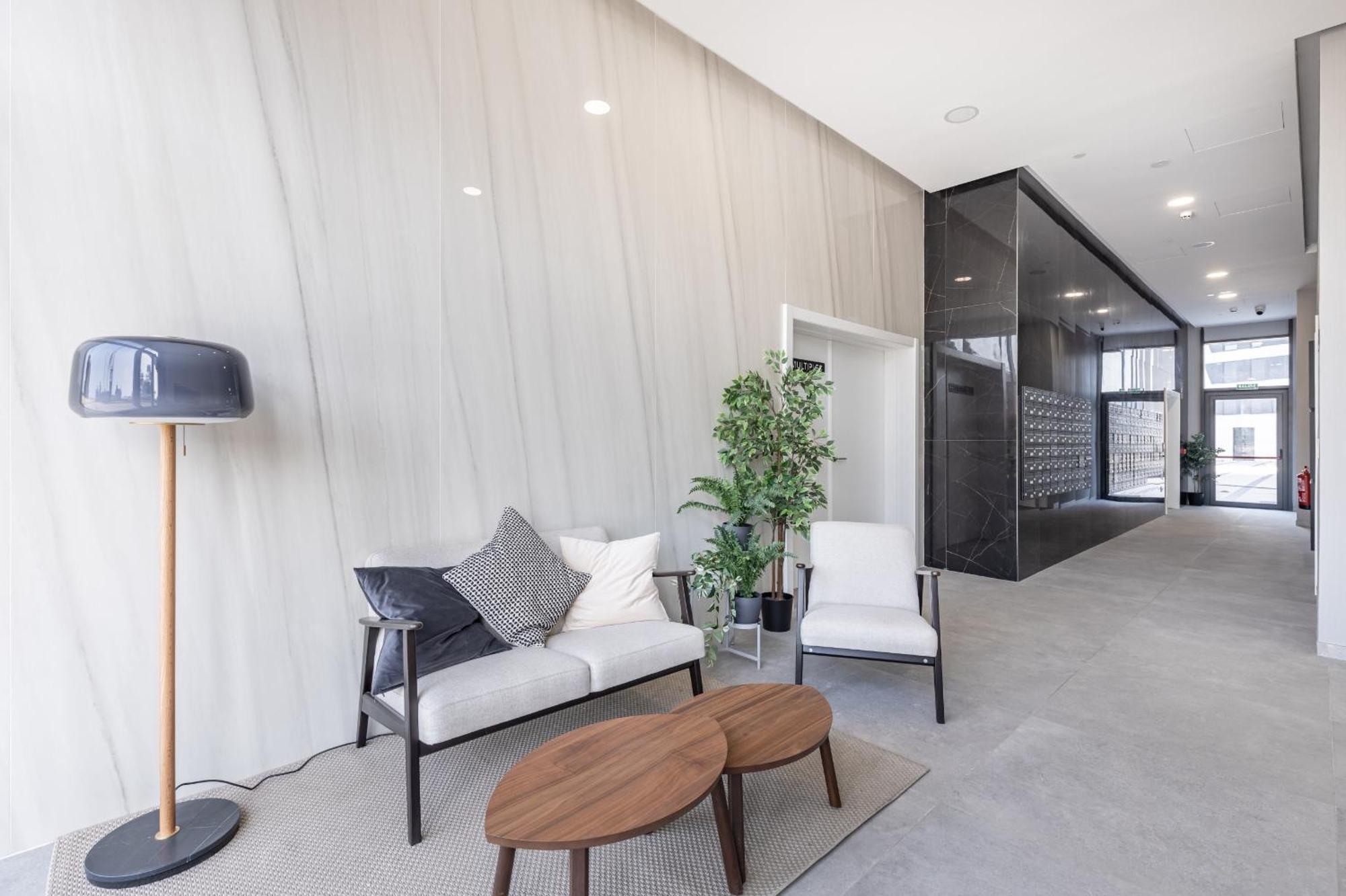 Skyline 5 Pool & Parking Free Apartment *