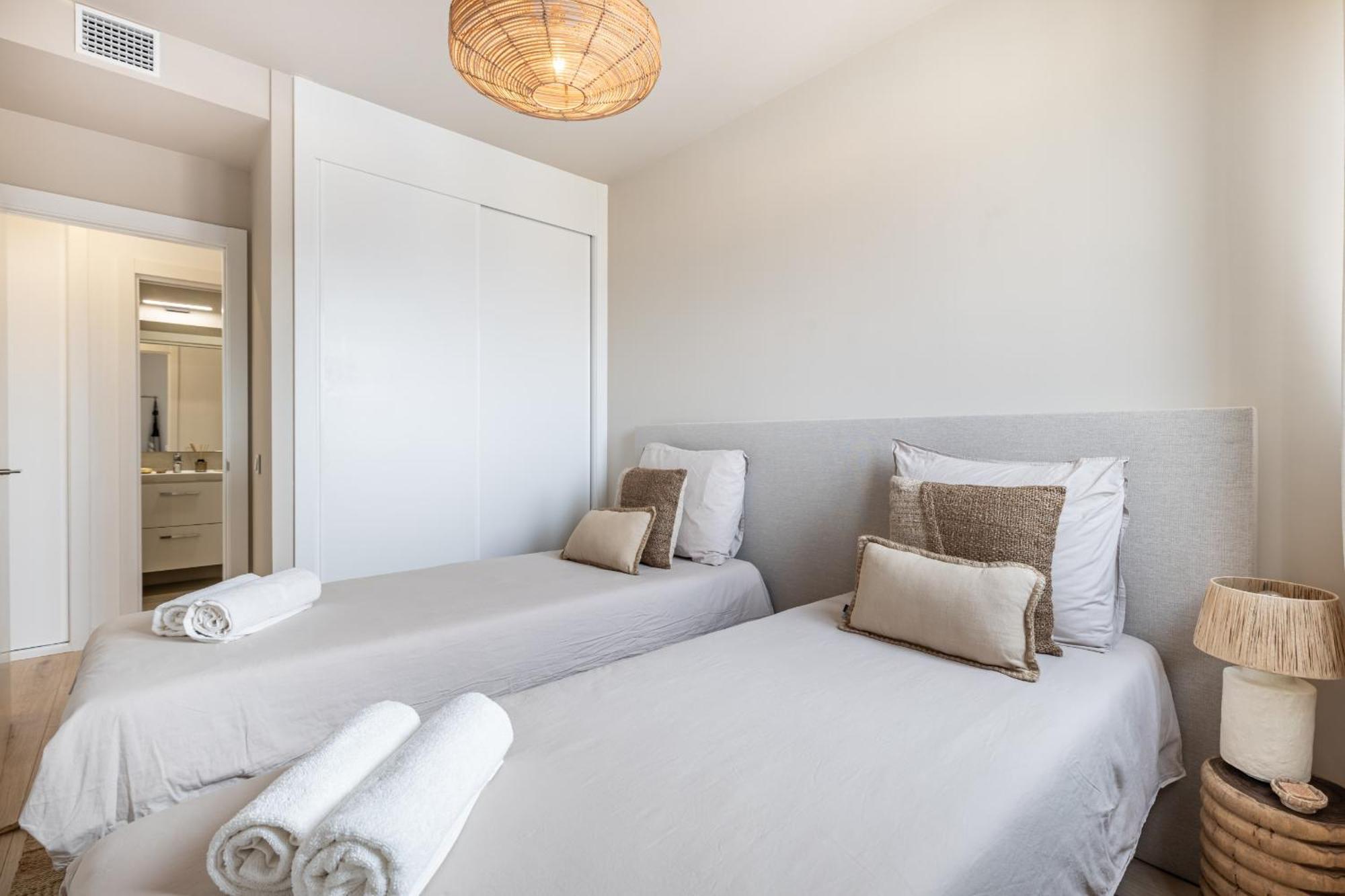Skyline 5 Pool & Parking Free Apartment *
