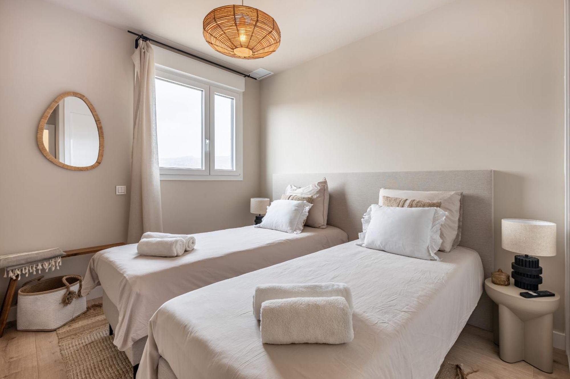 Skyline 5 Pool & Parking Free Apartment *